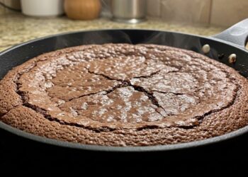 Brownie de frigideira fácil e rápido pronto em 10 minutos