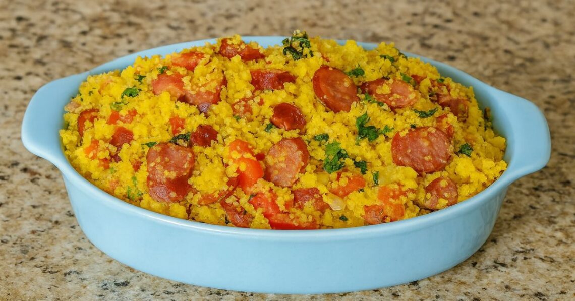 Aprenda a fazer cuscuz temperado soltinho e cheio de sabor