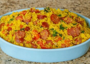 Aprenda a fazer cuscuz temperado soltinho e cheio de sabor