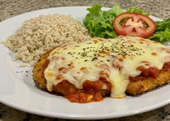 Como preparar frango à parmegiana sem fritura e muito mais saudável