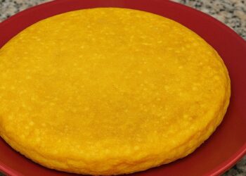 Quer variar no café? Experimente o pão de cuscuz na frigideira