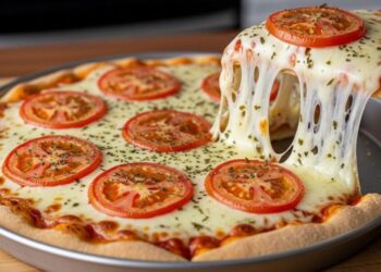 Pizza de liquidificador com fermento biológico: massa fofinha sem sovar!