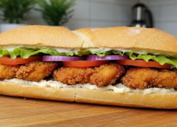 Esse sanduíche de frango crocante é tão bom que vai virar seu lanche favorito