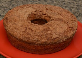 Esse bolo de banana com crosta de canela vai perfumar sua casa inteira!