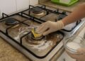 Como limpar fogão engordurado com mistura caseira