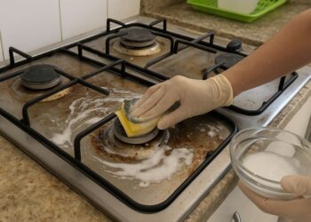 Como limpar fogão engordurado com mistura caseira