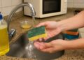 Como limpar esponja de cozinha e evitar bactérias