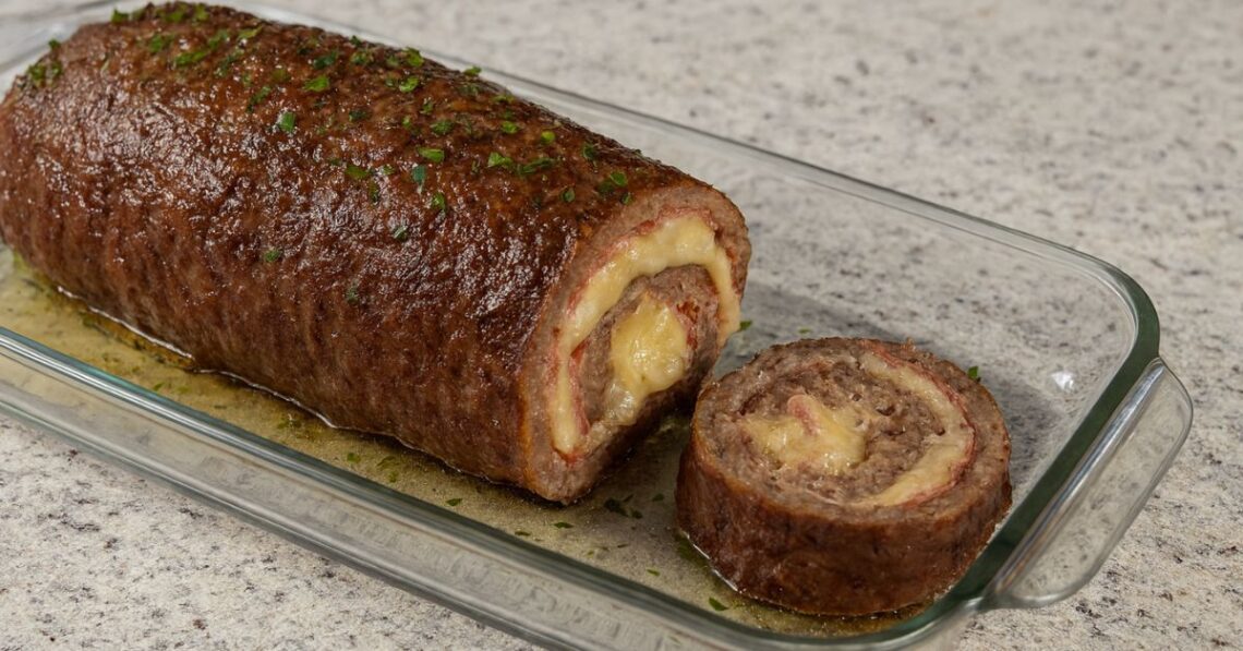 Surpreenda com este rocambole de carne moída recheado