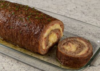 Surpreenda com este rocambole de carne moída recheado