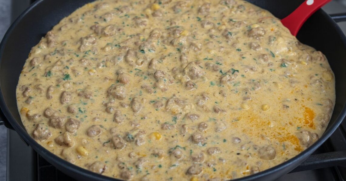 Strogonoff de linguiça cremoso e super fácil de fazer