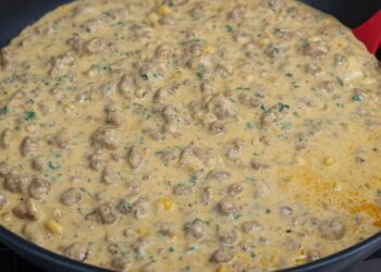 Strogonoff de linguiça cremoso e super fácil de fazer