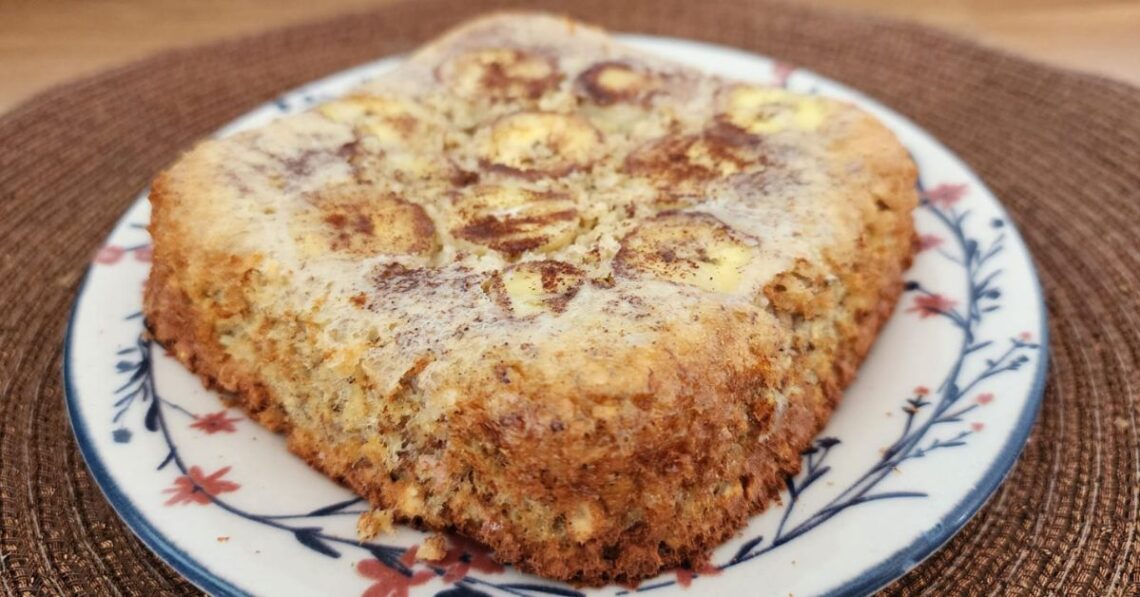 Bolo fit de banana na airfryer fica fofinho e pronto em 15 minutos