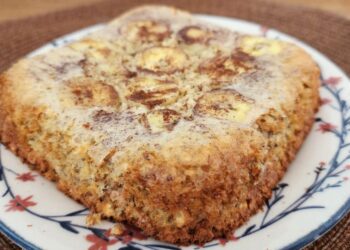 Bolo fit de banana na airfryer fica fofinho e pronto em 15 minutos