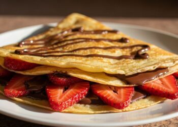Crepe fit de morango com chocolate: leve e delicioso