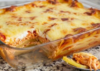 Troque a massa por batata e faça essa lasanha de frango irresistível