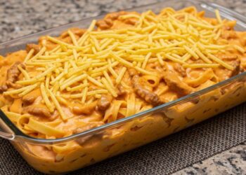 Você precisa provar este macarrão ao molho strogonoff super cremoso